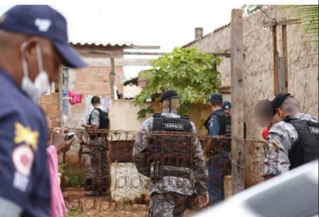 Polícia colhe informações sobre o homicídio no local. Foto: Leonardo de França