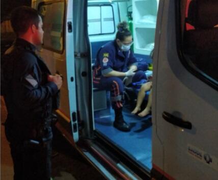 Criança sendo atendida  na ambulância do Samu (Via WhatsApp)