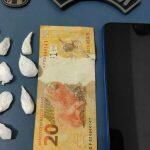 Foram apreendidas 10 porções de cocaína e R$ 20