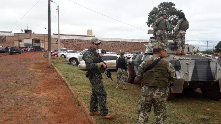 Segurança foi reforçada nas imediações do presídio onde presos fugiram. (Site: ABC Color)