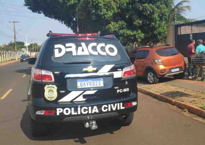 Trio foi preso tentando fugir em um Sandero