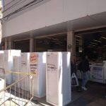 Geladeiras foram colocadas no meio de calçada do Centro de Campo Grande (Foto: Whatsapp/Midiamax)