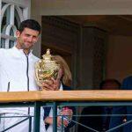 Djokovic com o troféu de Wimbledon 2021 ao lado de seu pai