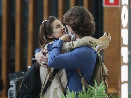 Giulia Be e Romulo Arantes Neto em aeroporto