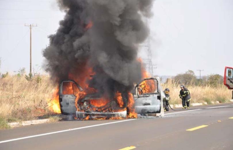 Veículo foi destruído pelas chamas. Foto: Divulgação