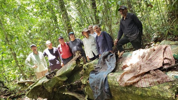 Grupo composto por guias e familiares de vítimas visitou destroços no domingo (30) | Foto: Reprodução | UOL