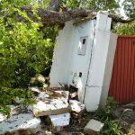Imóvel no Caiçara teve muro destruído por queda de árvore. (Henrique Arakaki
