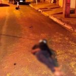 Vítima foi encontrada caída na rua (Foto: Tá Na Mídia Naviraí)