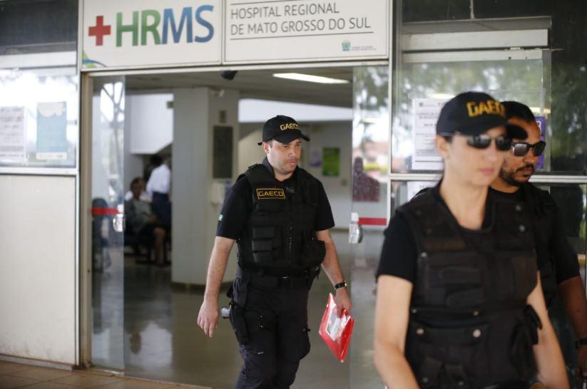Policiais realizaram buscas no Hospital Regional de MS (Foto: Marcos Ermínio)