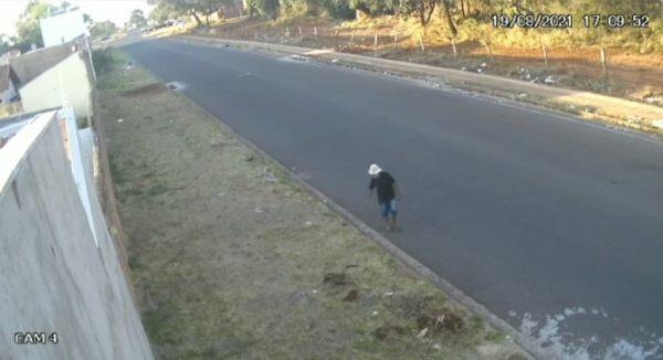Idoso foi flagrado nas câmeras de segurança