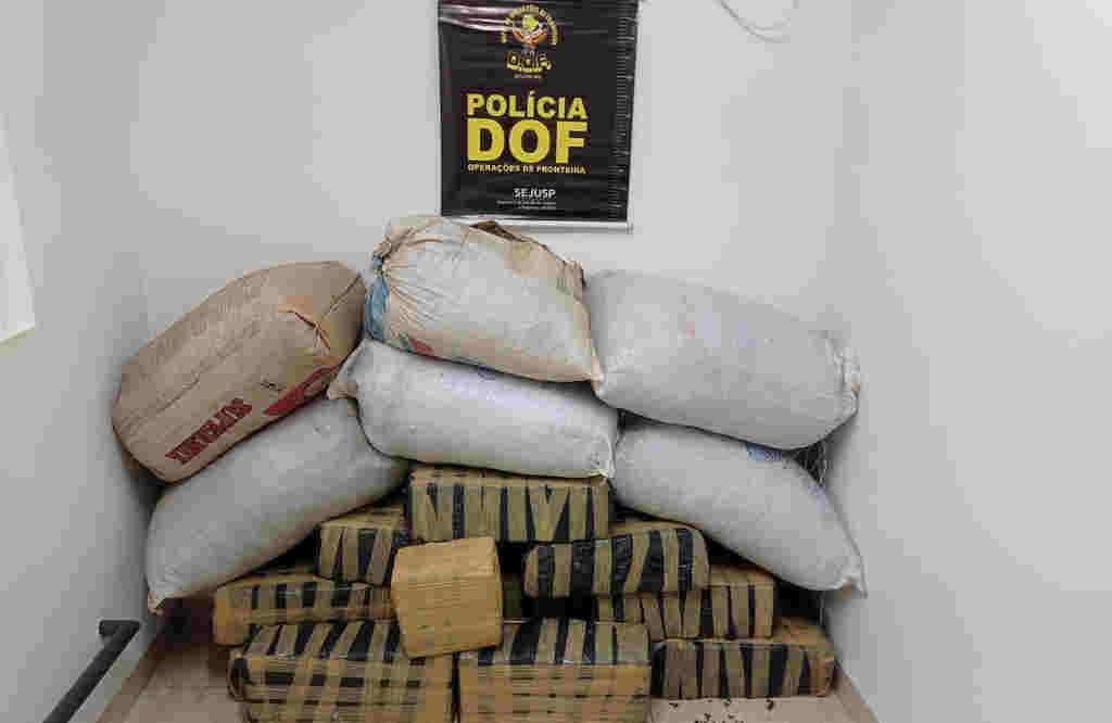 Droga estava em veículo que tentou furar bloqueio