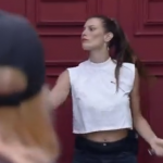 Momento em que Dayane usa uma faca para rasgar a roupa de Rico