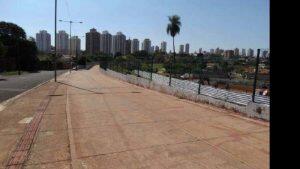 Imagem mostra obra incompleta na Orla Morena