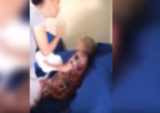 Imagens mostram agressões a idosas. Foto: Reprodução