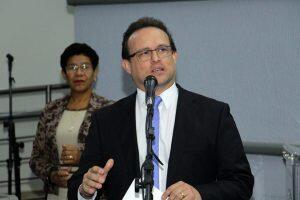 Livio Viana durante fala na Câmara. (Izaías Medeiros