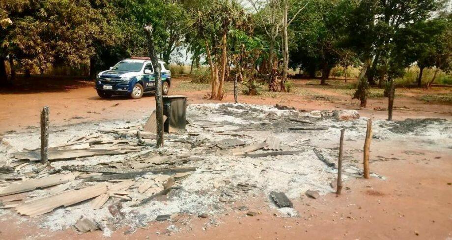 Casas feitas de sapé foram incendiadas. Foto: Divulgação
