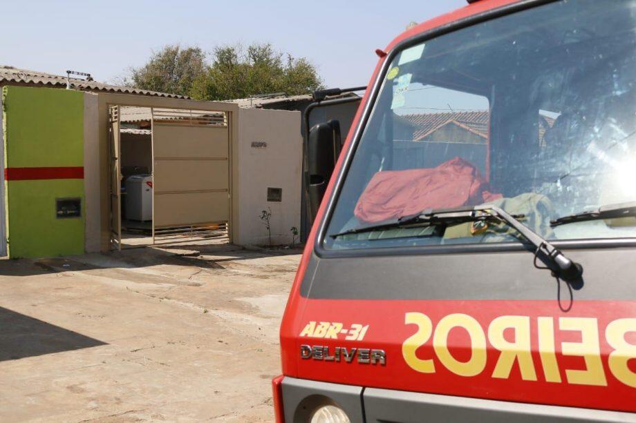 Fogo destruiu um quarto da residência (Foto: Henrique Arakaki
