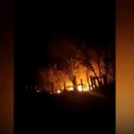 Fogo chamou atenção de quem passava pelo Parque dos Poderes na noite de terça (24)