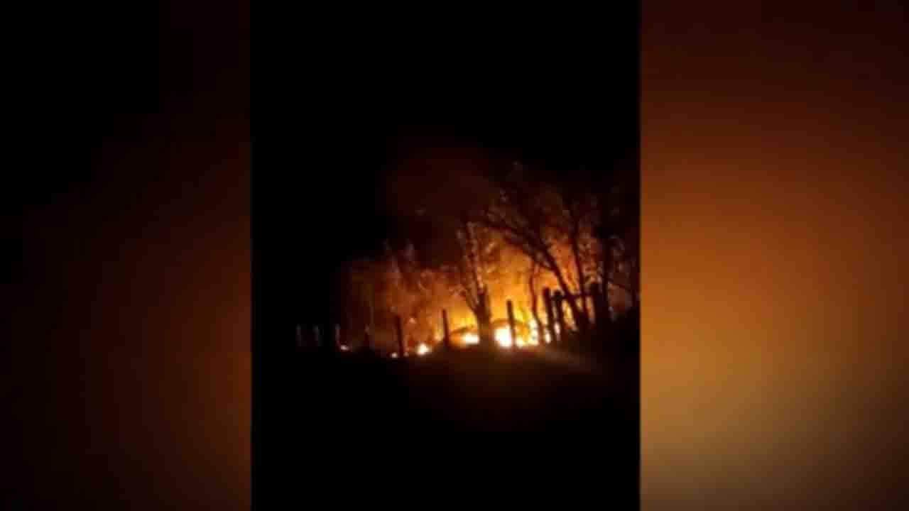 Fogo chamou atenção de quem passava pelo Parque dos Poderes na noite de terça (24)