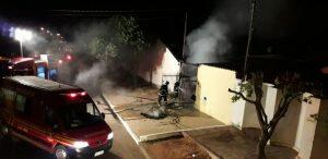 Fogo destruiu parte da residência (Foto: Rádio Caçula)
