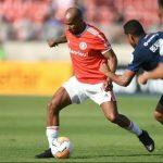 Em jogo marcado por violência dentro e fora do Estádio Nacional
