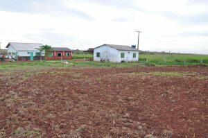 Escola fica ao lado da plantação e até mesmo crianças de 5 anos passaram mal. (Foto: MPF-MS)