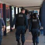 Adolescente foi apreendido na porta da escola (Foto: Marcos Ermínio