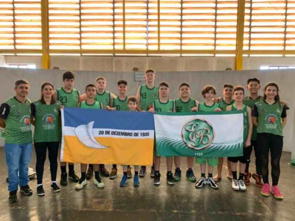 Equipe de basquete da escola Erasmo Braga