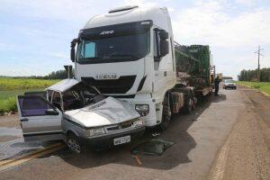 Fiat Uno foi atingido na lateral