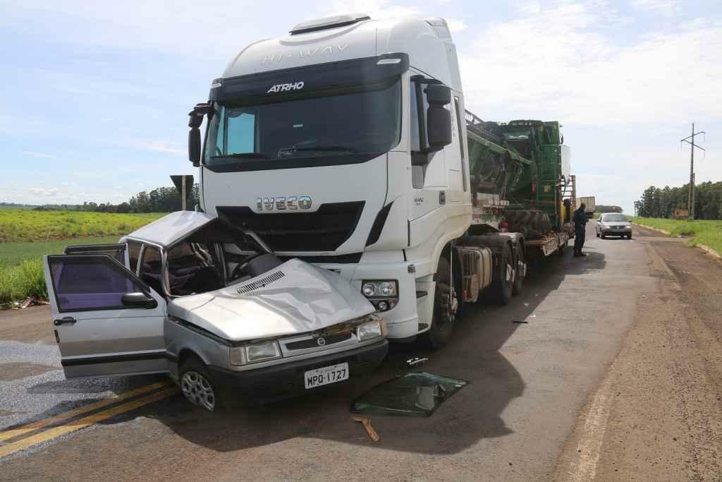 Fiat Uno foi atingido na lateral