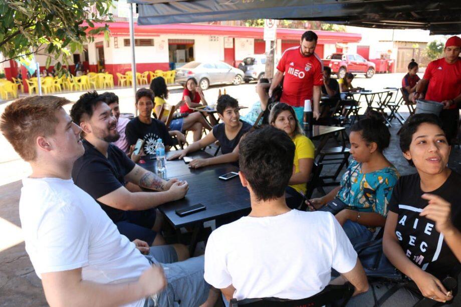 Grupo de intercâmbio chegou por volta de 11h30 para acompanhar futebol feminino. (Foto: Minamar Junior/ Midiamax)
