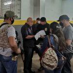 Kassem recebe mandado de prisão dos agentes especiais da polícia federal paraguaia
