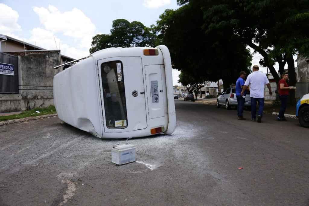 Veículo tombou e pegou fogo (Foto: Henrique Arakaki