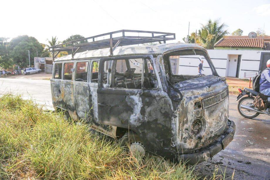 Veículo ficou destruído após incêndio. Foto: Leonardo de França