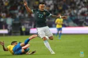 Lautaro Martínez vence disputa com defensor da Seleção Brasil (Divulgação/AFA)