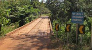 Ponte de madeira será substituída por de concreto. (Ilustrativa