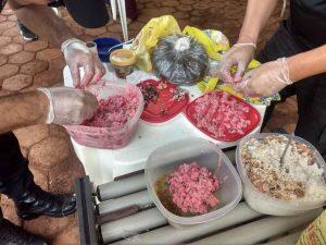 Policiais penais removendo droga da comida. Foto: Divulgação