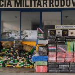 Maconha e skunk estavam escondidos no baú do caminhão