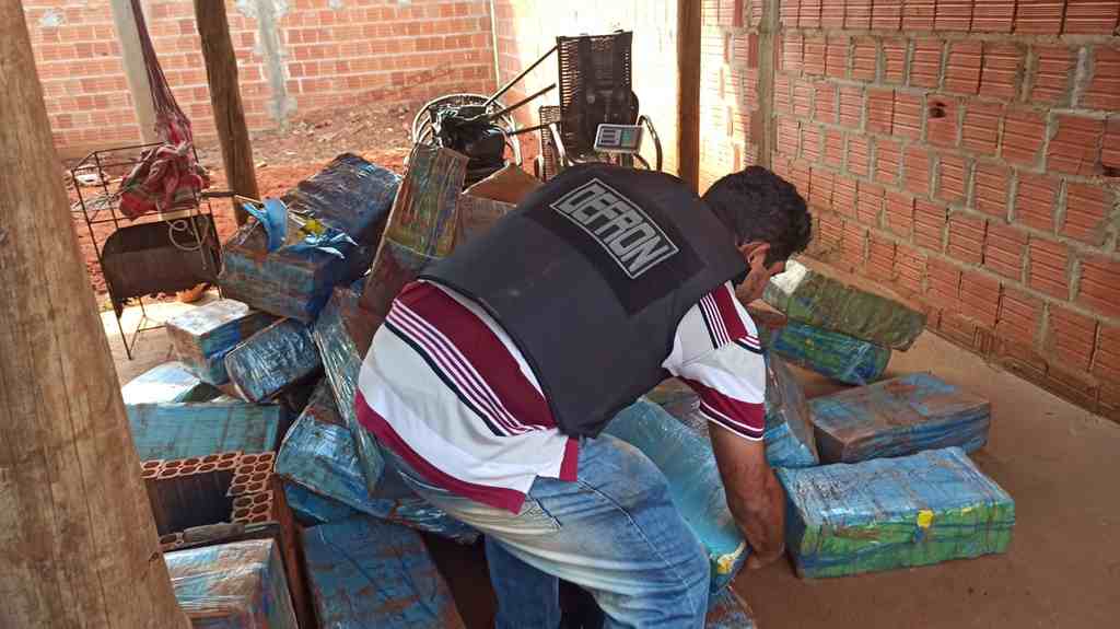Drogas estavam enterradas no quintal de uma residência