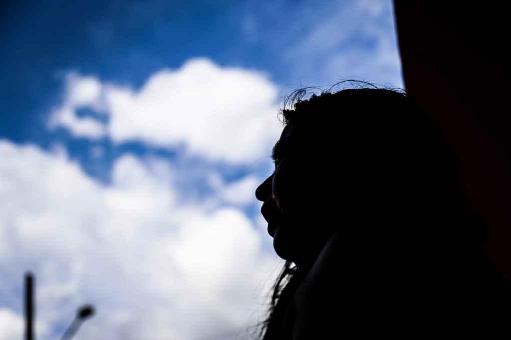 Mãe da menina conversou com a equipe de reportagem (Foto: Henrique Arakaki