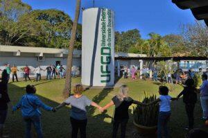 Alunos deram abraço em logo da universidade em manifestação nesta manhã (Foto: Vinicius Araújo/Dourados News)