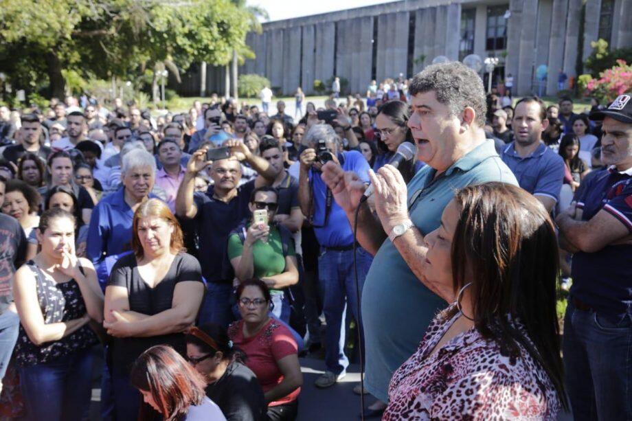 Professores em frente a Assembleia Legislativa