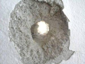 Homem atirou em muro e ameaçou jovem de morte