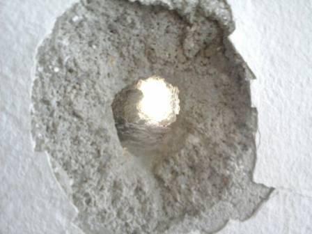 Homem atirou em muro e ameaçou jovem de morte