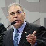 Do lado de fora brasileiros se organizaram para exibir cartazes contra Queiroga e Bolsonaro