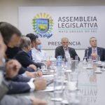 Reinaldo Azambuja com os deputados estaduais quando entregou projetos de lei com reajuste dos servidores
