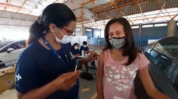 Mariana estuda no 7° ano na rede municipal e recebeu a primeira dose da Pfizer