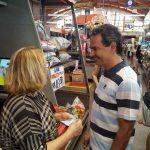 Prefeito Marquinhos Trad durante visita ao Mercadão Municipal neste sábado. (Danúbia Burema