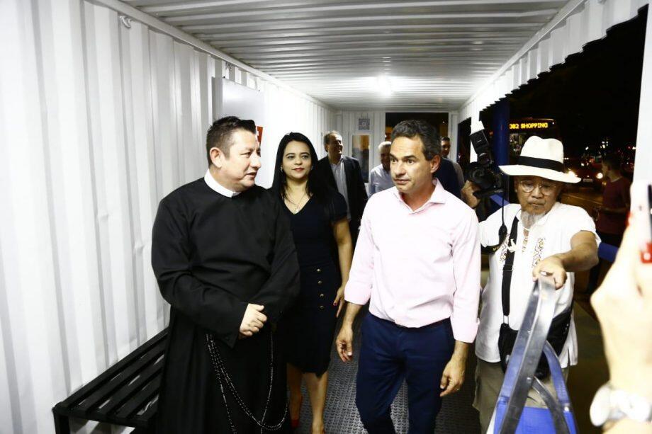 Marquinhos na inauguração do ponto de ônibus (Leonardo de França