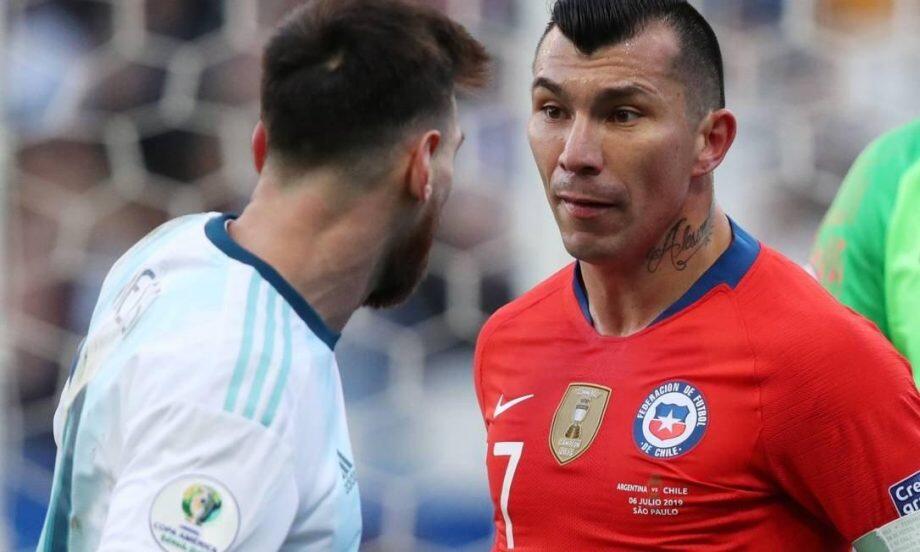 Lionel Messi e Medel (Foto: Amanda Perobelli / Reuters)